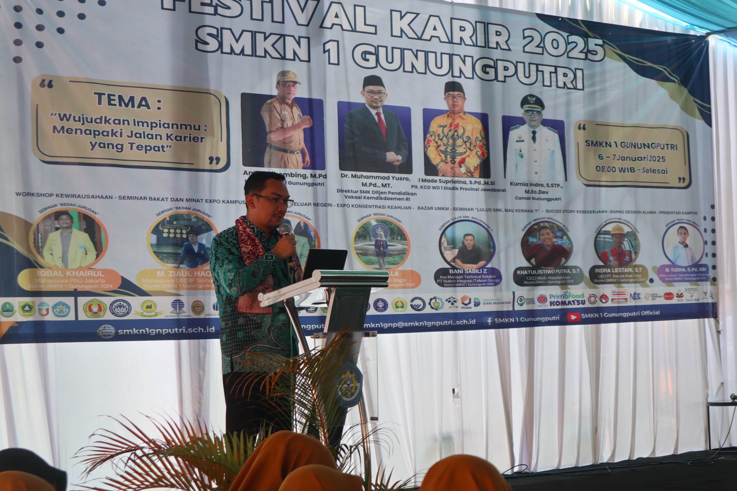 Read more about the article SMK Negeri 1 Gunungputri Menggelar kegiatan  Festival Karier 2025 dengan tema “Mewujudkan Impianmu: Menapaki Jalan Karier yang Tepat” Senin dan Selasa 6 – 7 Januari 2025